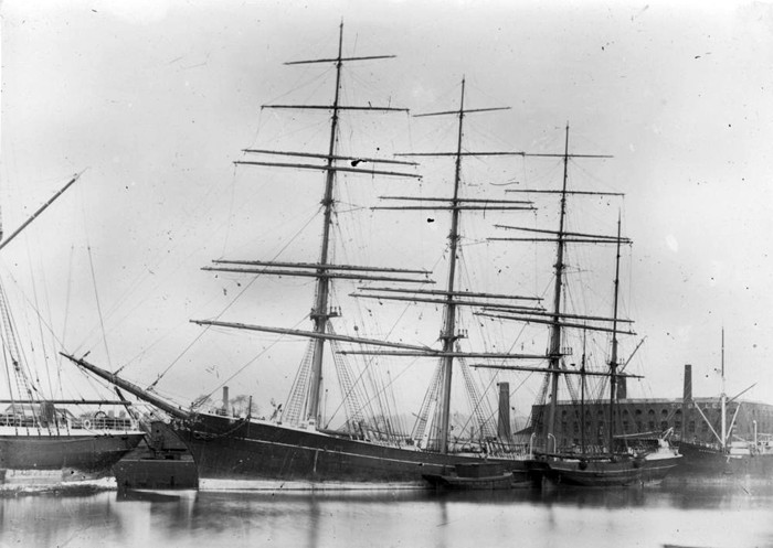 Ветроходът „Примроуз Хил“ lights1.jpg