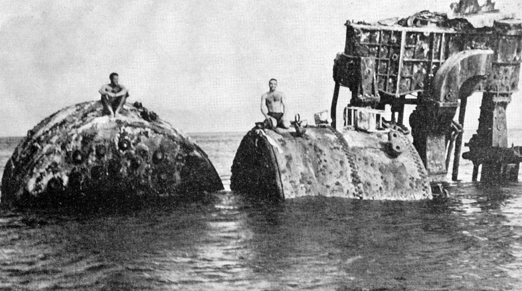 Два стила останки. Гойран и Киентци седят върху парния котел и двигателя на един ръждясал моторен кораб, останали върху риф в Индийския океан kotel.jpg
