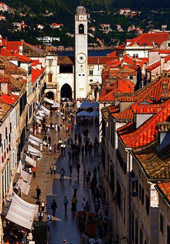 Павираната с мрамор „Плаца“ е главната артерия на града и разделя Стария град на две. 155_plaza.jpg