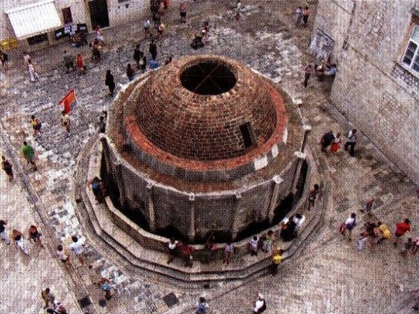 Фонтанът на Онофрио (Онуфрий) (4) е идеално място за почивка на уморените и жадни туристи. 160_onofrio.jpg