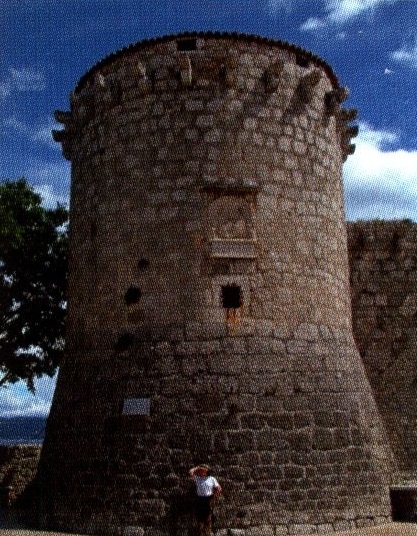 Замъците на Франкопаните носят името на известната фамилия, която някога е владяла остров Кърк. 169_frankopanite.jpg