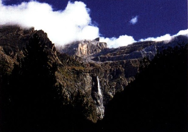 Големият водопад Гаварни (2) се спуска от над 400 м височина в световноизвестния циркус Гаварни. 274_gavarni.jpg