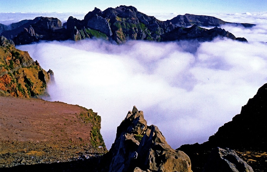 Извисяващият се над облаците Пико до Ариейро (1) е третият по височина връх на Мадейра. 328_arieir.jpg