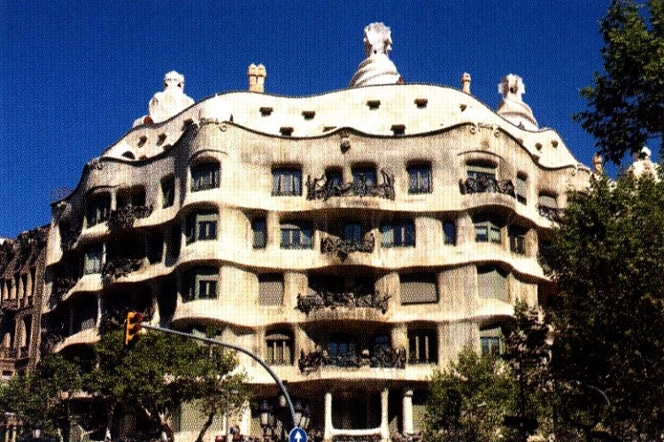 Семейството, за което била построена „Ла Педрера“ (3) (Каменоломната), както и по-голямата част от обществото, не харесало сградата. 356_kamenolomna.jpg