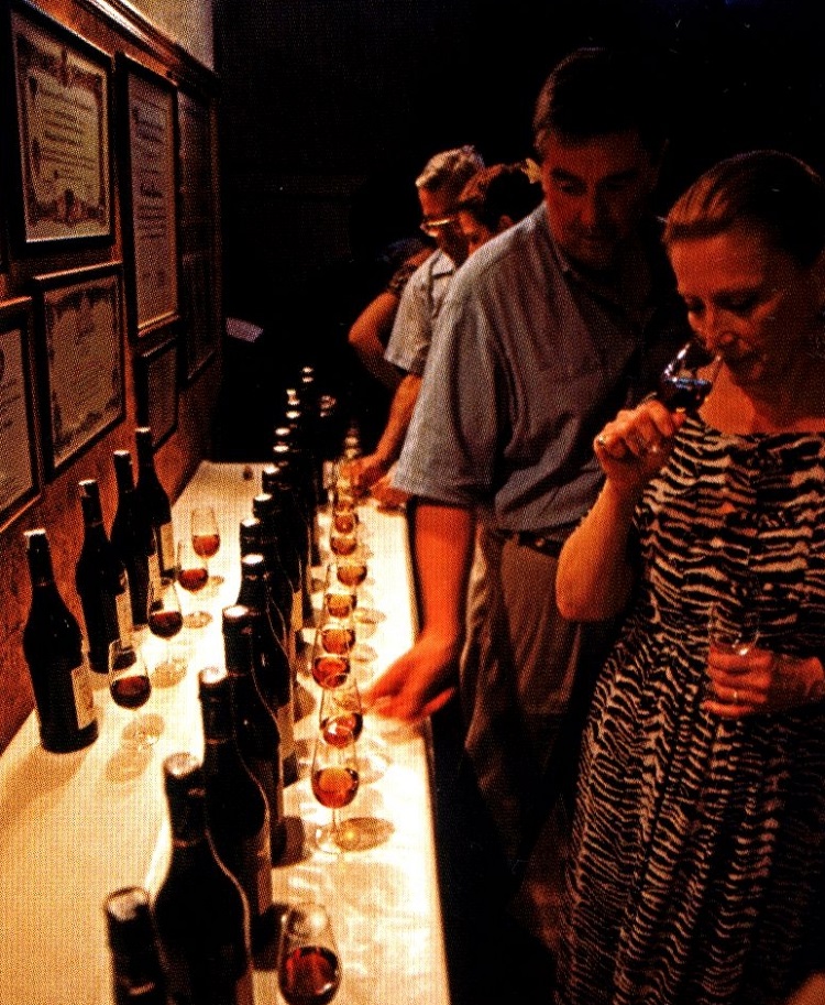 Към края на повечето обиколки на известните bodegas на Херес се оказва, че всички бързо са станали експерти по дегустация на херес. 366_bodegas.jpg