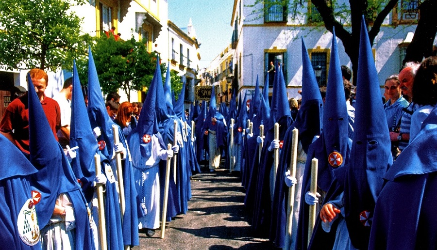 Братствата шестват по улиците на Севиля денем и нощем в характерните си цветни костюми. 369_bratstva.jpg