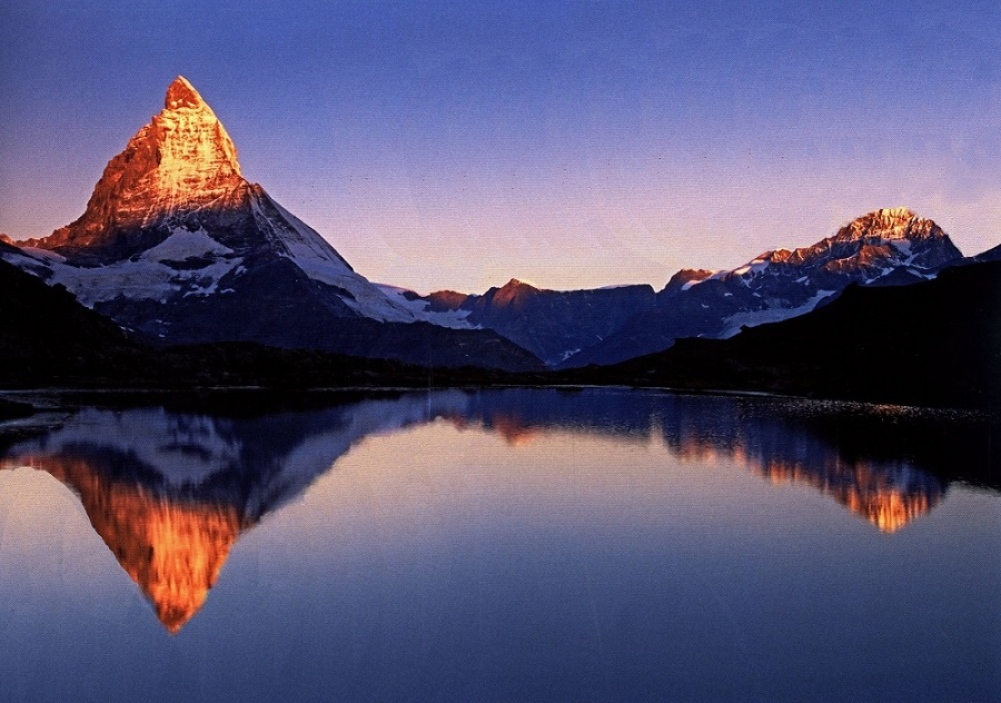 Непогрешимата форма на връх Матерхорн, с четири стени, обърнати към четирите посоки на света. 471_materhorn.jpg