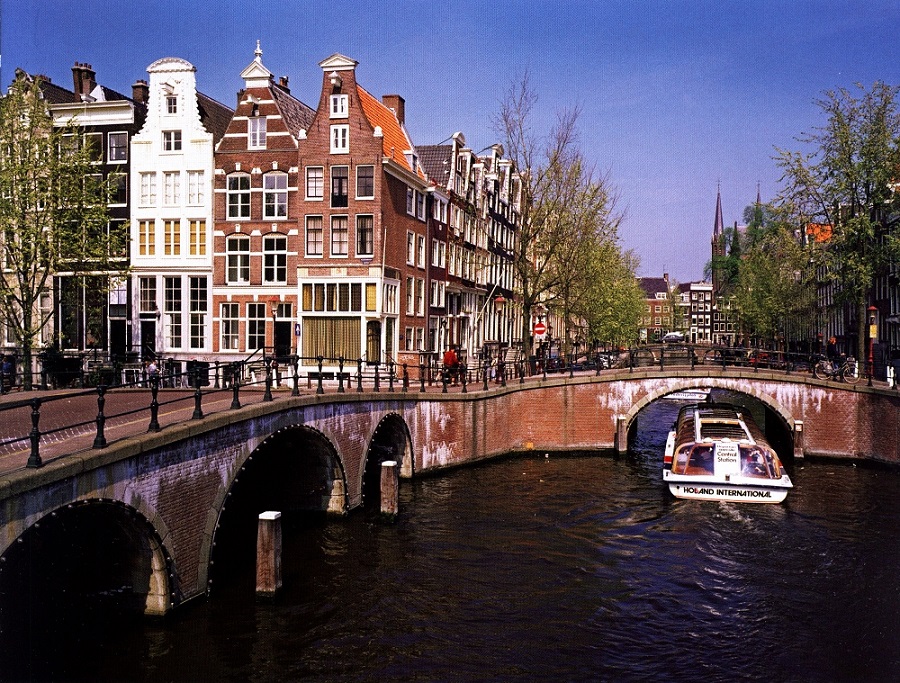 Пресичащи целия град, каналите са удобно средство за обиколка из него. 93_kanali.jpg