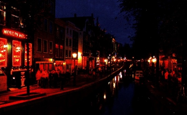 Кварталът на червените фенери (4) привлича много любопитни туристи, макар че не е за всеки. 97_feneri.jpg