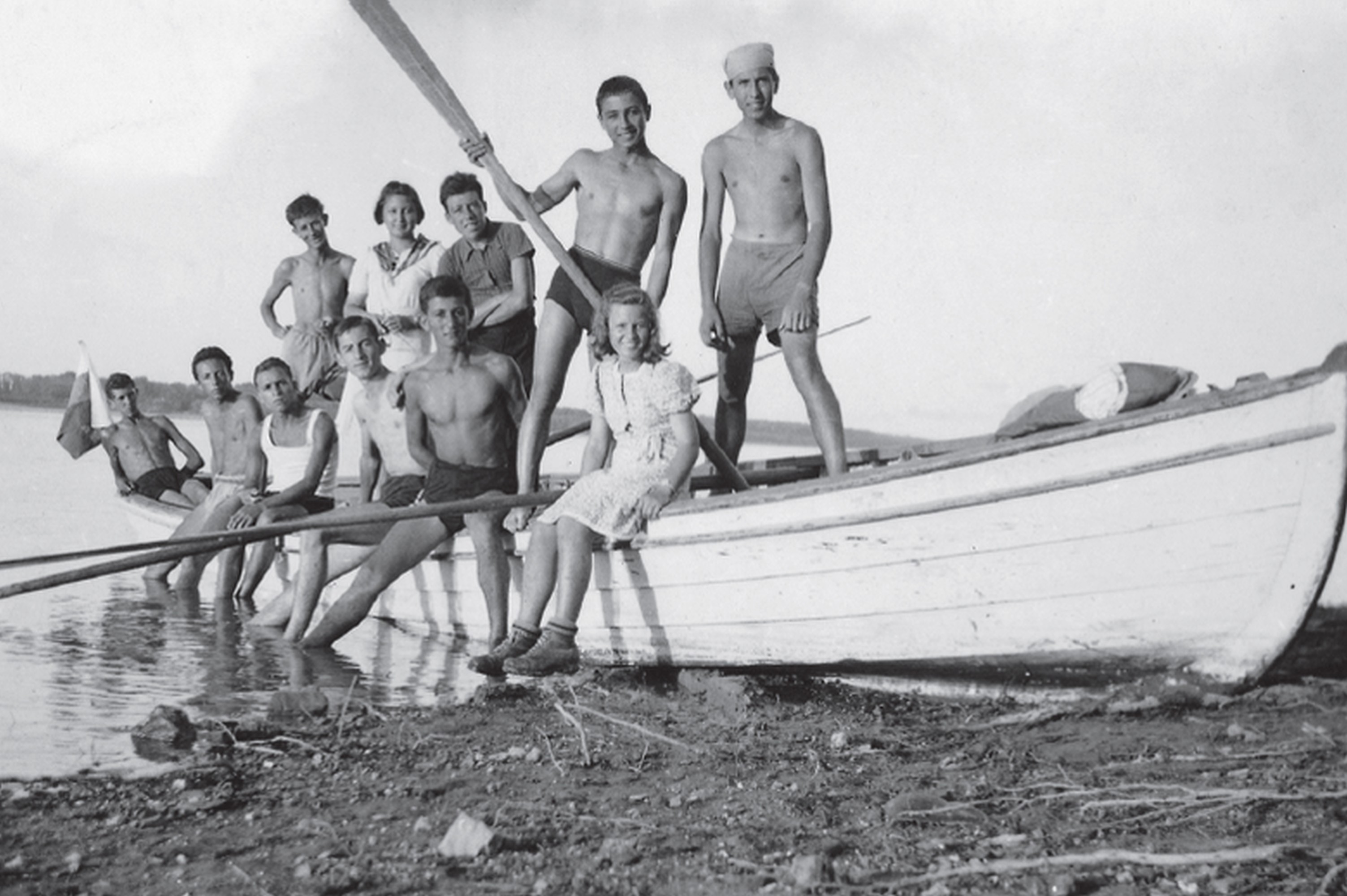 Със спортната лодка на реалната гимназия, 1943 г. svishtov_11.jpg